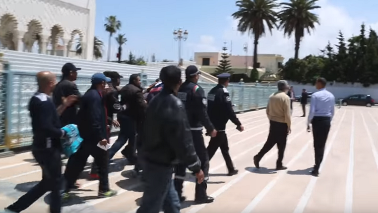 فيديو.. المغرب.. مسلح يعتلى منبر مسجد لـ"نحر" الإمام