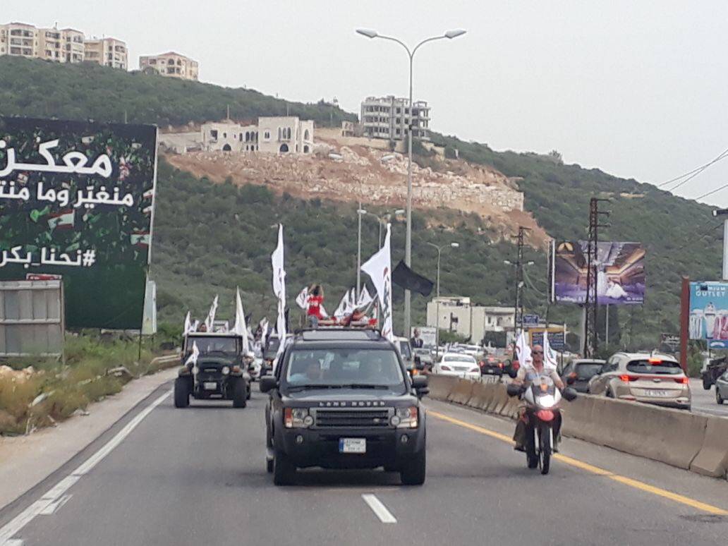 مواكب سيارة في منطقة البترون دعما للقوات ومرشحها فادي سعد