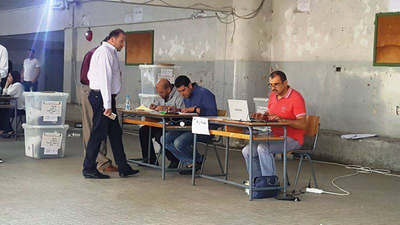 انتهاء عملية تسليم صناديق الاقتراع لرؤساء الأقلام في عاليه