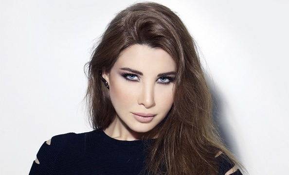 نانسي في موقف طريف.. ومذيع حاول سرقتها!