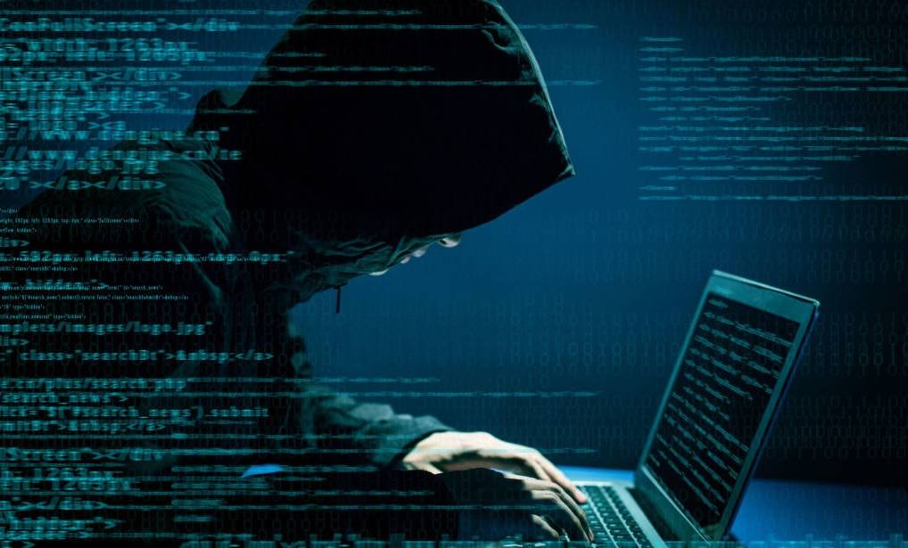النجمة الشقراء تقع ضحية هاكر محترف.. سرق مئات آلاف الدولارات و...!!