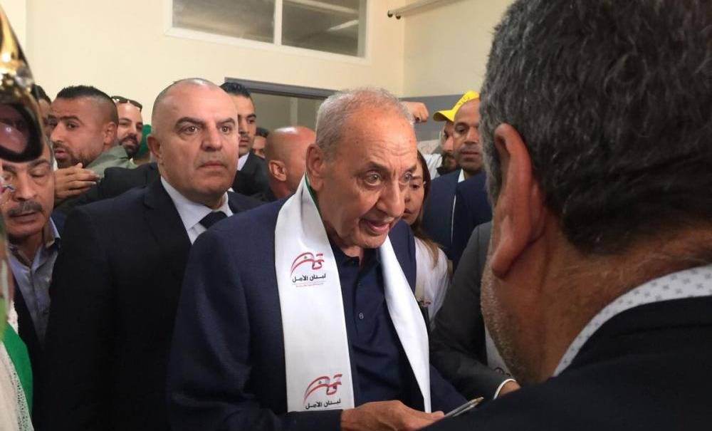 بالفيديو.. بري "انزلق" في مركز الاقتراع وكاد يقع!