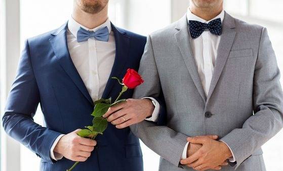بالصورة.. فنان لبناني شهير  يعلن زواجه من صديقه!