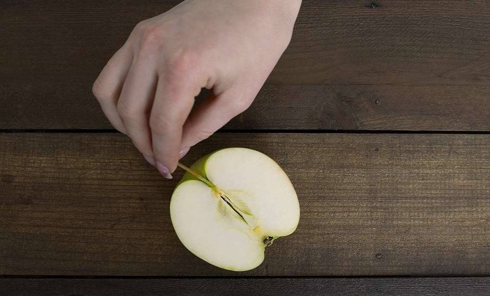 هل بذور التفاح قاتلة؟.. إليكم ما تحتاجون معرفته