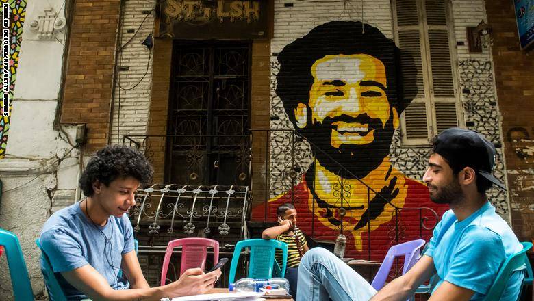 بالصور.. محمد صلاح "يجتاح" شوارع مصر ويغزو فانوس رمضان