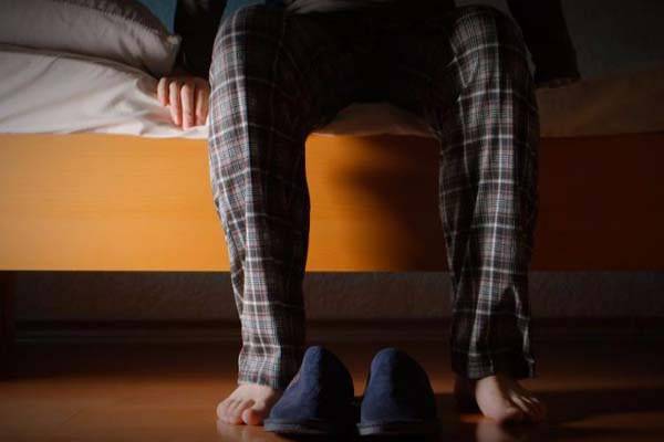 إذا كنتم تستيقظون ليلاً للذهاب إلى الحمام، فليس ما شربتموه هو السبب!