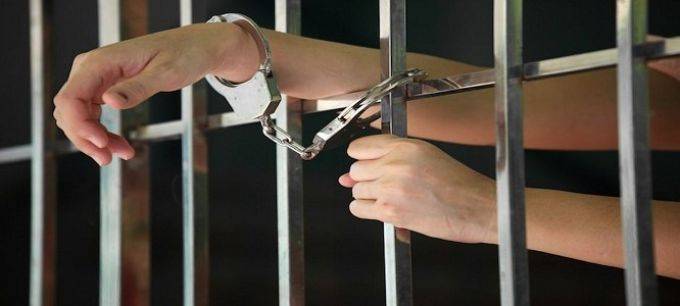 بالفيديو... هروب جريء لمتهم مقيد اليدين من قاعة المحكمة