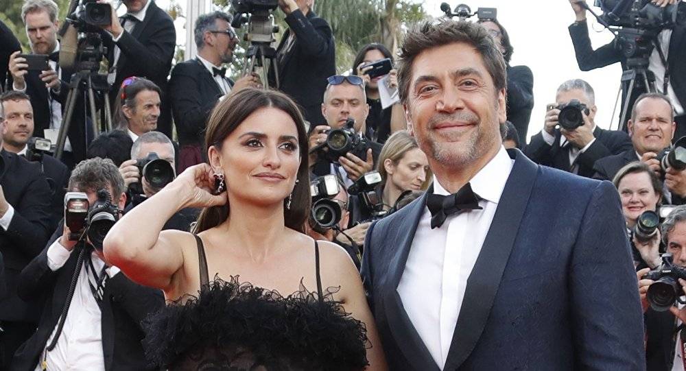 بينيلوبي كروز وزوجها يفتتحان مهرجان كان السينمائي الـ71