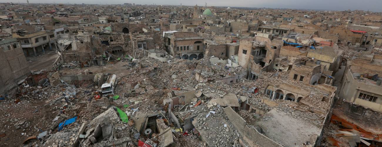 رجال جمع القمامة في الموصل يجمعون الرفات.. كيف يميِّزون بين الدواعش وغيرهم؟