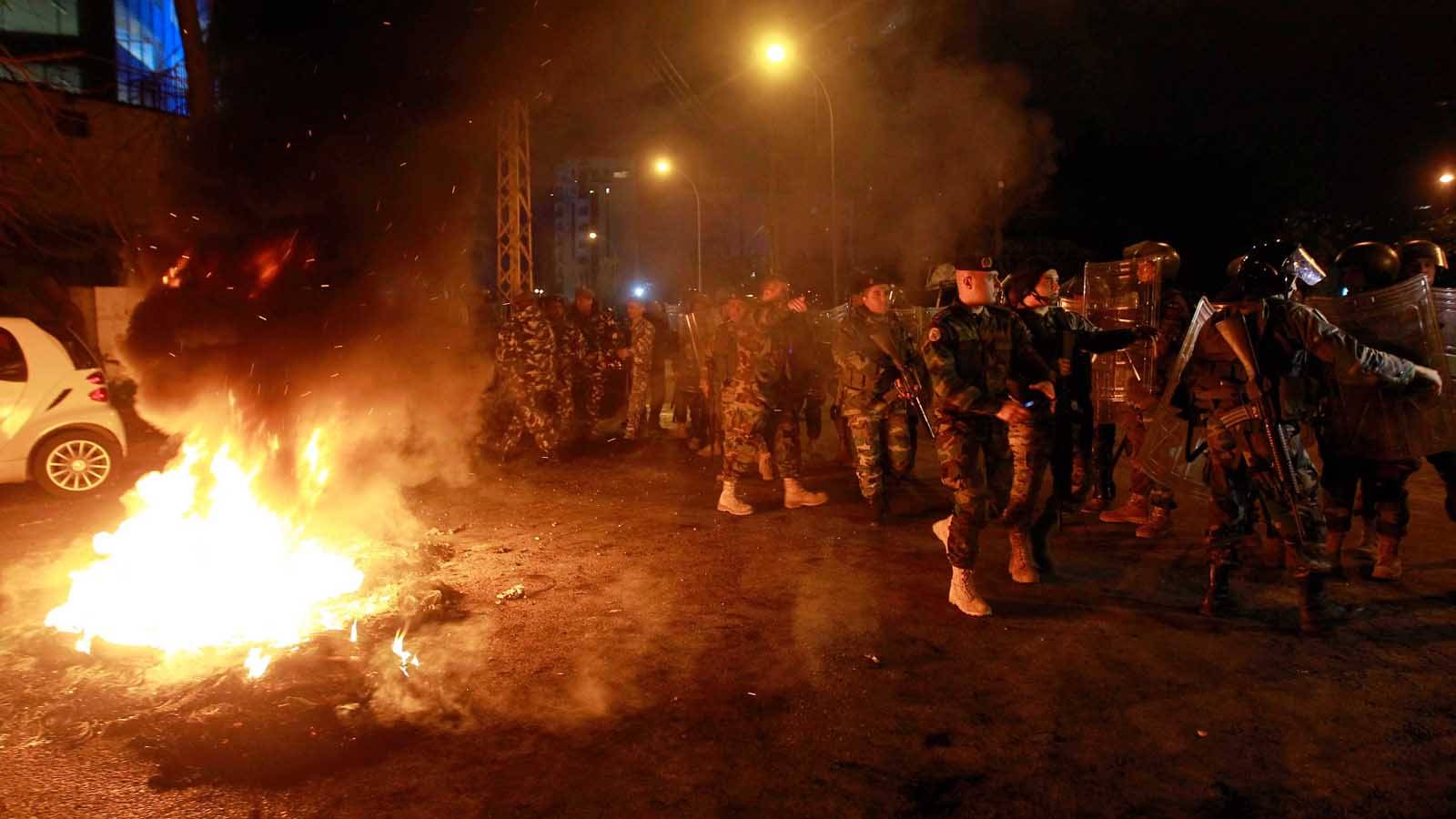 اشتباك واطلاق نار غزير في عائشة بكار
الحريري يطلب من الجيش وقوى الامن الداخلي التدخل الفوري