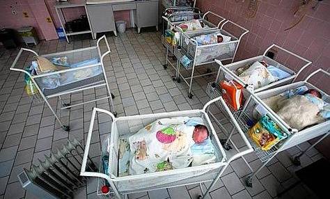 تبنت 118 يتيما وجمعت من ورائهم ثروة طائلة!