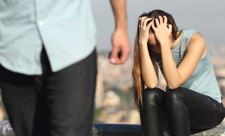كيف تتصرّف كل امرأة بعد الإنفصال عن شريكها بحسب برجها؟