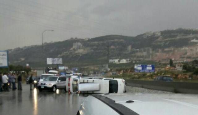 بالصورة..3 جرحى في حادث سير على اوتوستراد البلمند