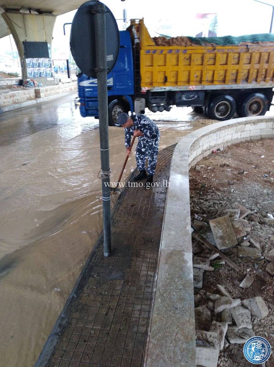 بالصورة.. عنصر مفرزة سير يعمل على معالجة تجمّع مياه