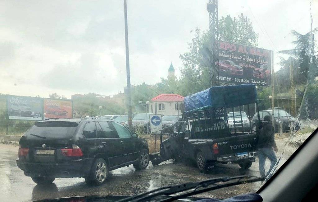بالصور..صدام مروري عند نزلة بحمدون