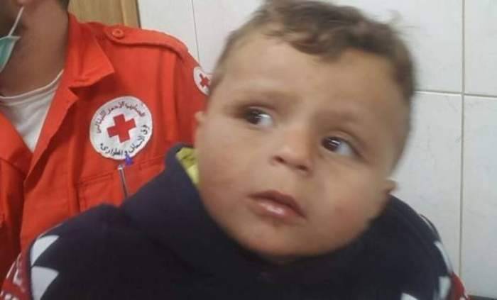 بالصور: العثور على طفل حيّ بعمر السنة داخل كيس مغلق!