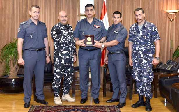 بعدما حقق نتيجة لافتة في لعبة الـ«ووشو كونغ فو»

اللواء عماد عثمان يستقبل فريق

الالعاب القتالية في قوى الامن