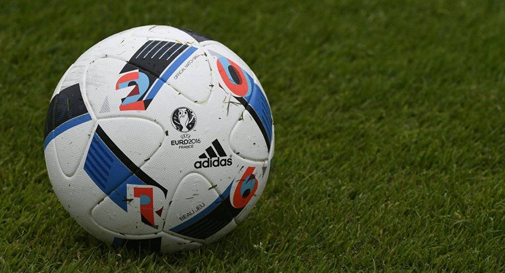 بالفيديو...حارس مرمى يتفقد جواله خلال المباراة على أرض الملعب