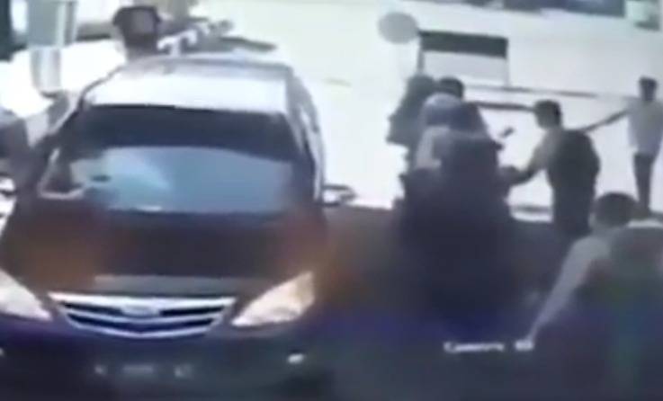 بالفيديو.. أبٌ وأمٌّ وأطفال يفجّرون أنفسهم بمركز شرطة!