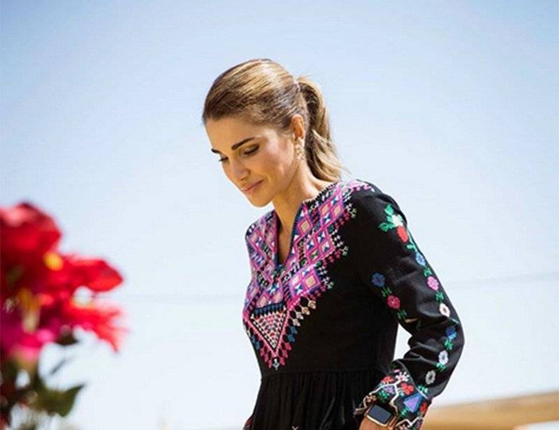 الملكة رانيا تنشر صورة عفوية مع ابنها... وما علاقة الحراس؟