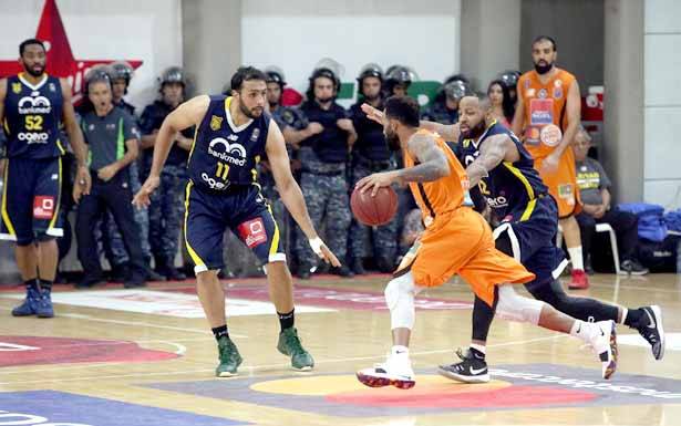 الهومنتمن يسقط الرياضي (76-65)

ويتقدم (3-2) في مجموع المباريات