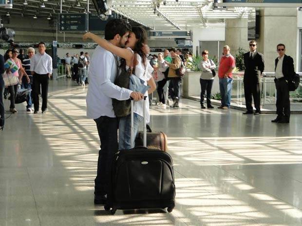 فضيحة في المطار.. ضبطت زوجها مسافرًا مع عشيقته!