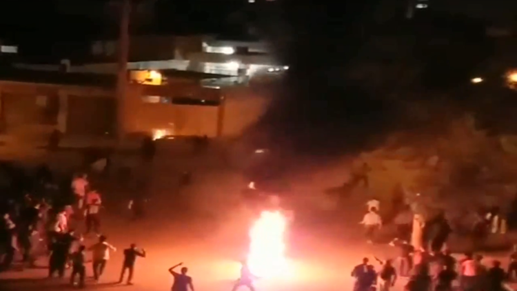 السلطات الإيرانية: الوضع في كازرون تحت سيطرتنا رغم استمرار المواجهات