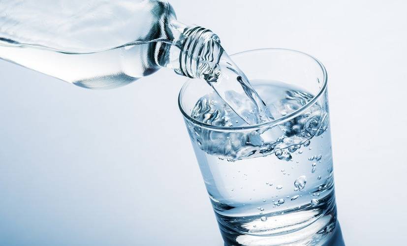 لا تشربوا الماء وقوفاً.. وإلاً!