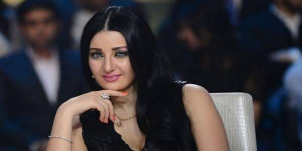 امرأة تطلب الخلع من زوجها بسبب هوسه بصافيناز!