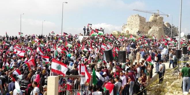 حشود فلسطينية ولبنانية تحيي مسيرة العودة في قلعة الشقيف بجنوب لبنان