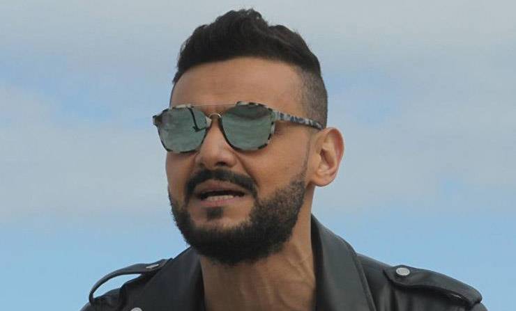 بالفيديو.. نجمة حسناء تضرب رامز جلال وتكيل له بالشتائم!