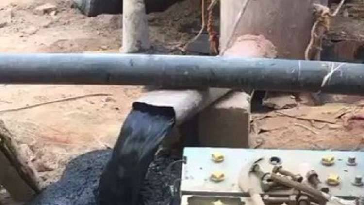مواطن سعودي يتفاجأ بتدفق "نفط" من بئر مزرعته!