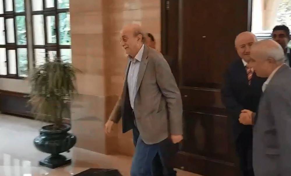 بالفيديو.. جنبلاط يزور بري في عين التينة