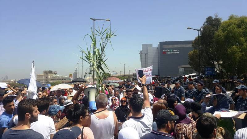المعتصمون قطعوا الطريق عند مفترق القصر الجمهوري والقوى الأمنية تحاول فتحها