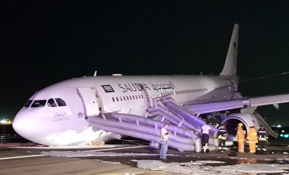 فيديو لطائرة سعودية نجت بأعجوبة بعد هبوطها من دون عجلات