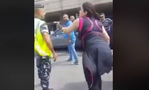 بالفيديو: مواطنة ثانية تتهجّهم على عناصر الأمن بالمطار.. وتصفهم بـ"الكلاب"!