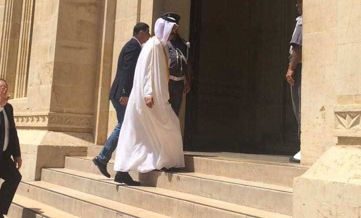 بالصورة.. نائب يدخل البرلمان باللباس العربي!