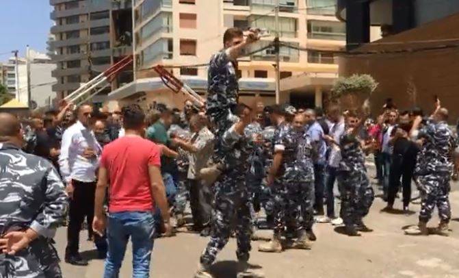 بالفيديو: حراس مجلس النواب يثيرون الجدل.. رقصوا وابتهجوا بانتخاب بري ولكن!