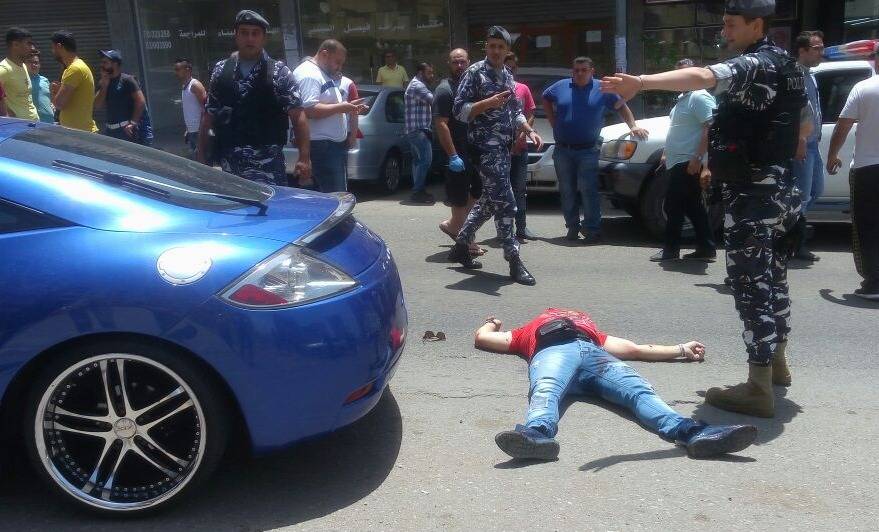 بالفيديو: بعد مقتله.. أقارب "نزيه حمود" يعتدون على سيارة لقوى الأمن