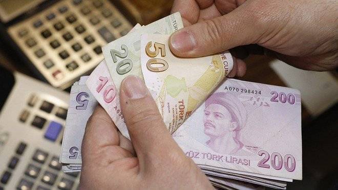 الليرة التركية تبلغ مستوى قياسيا منخفضا