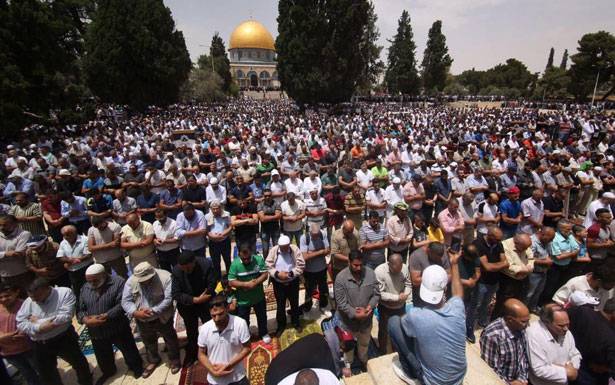 200 الف فلسطيني ادوا الصلاة في الاقصى الجمعة التاسعة لمسيرات العودة... مواجهات