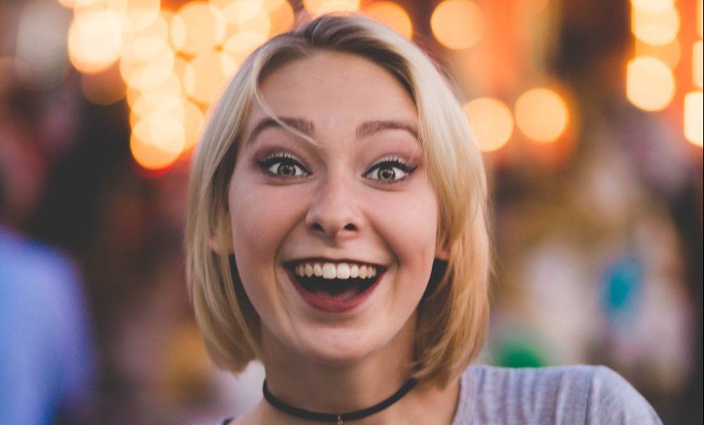 حالة نادرة.. امرأة تدخل في نوبة ضحك لسبب لن تتوقعه!