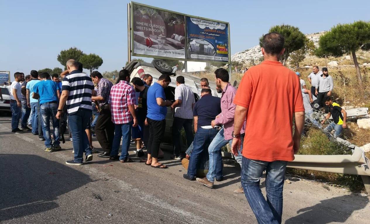 بالفيديو.. انقلاب فان على اتوستراد أنفه واحتجاز الركاب داخله
