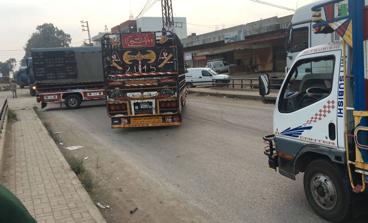 مزارعو البطاطا يقطعون الطّريق الدّولي في عكّار