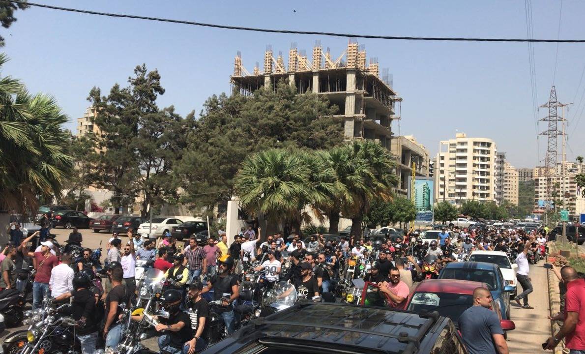 بالفيديو.. مسيرة بالدراجات بطرابلس احتجاجاً على مقتل نزيه حمود