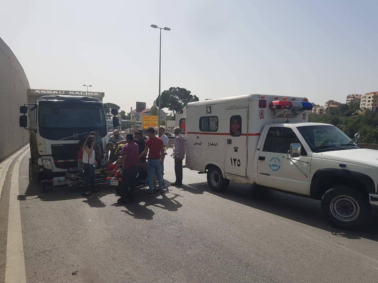 جريحان بإنزلاق دراجة على طريق المتن السريع