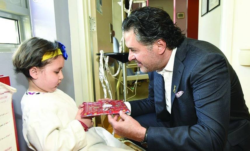 راغب علامة يزور مركز سرطان الأطفال