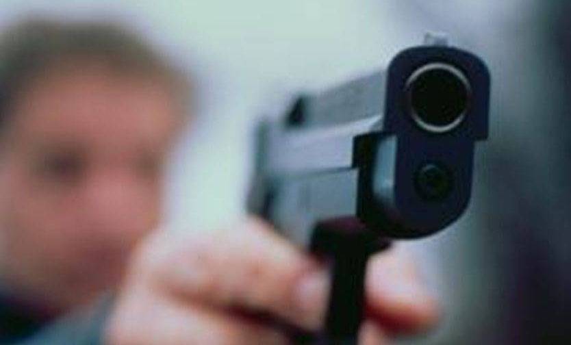 نتيجة خلافات سابقة.. أطلق النار على "طلال" فأصابه وفرّ