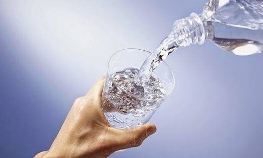 لهذه الأسباب يهاجم احتباس الماء المرأة!
