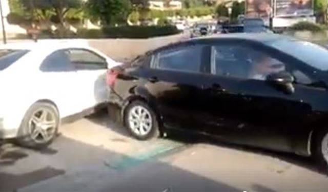 بالفيديو: شابة تصدم سيارة 3 مرات عمدًا